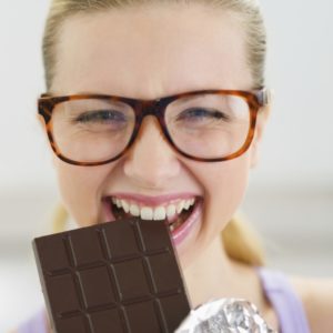 estresse-sintomas-e-como-solucionar-comer-chocolate